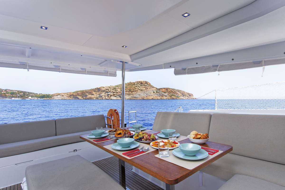 Aft Deck - Sitting and Dining Area 