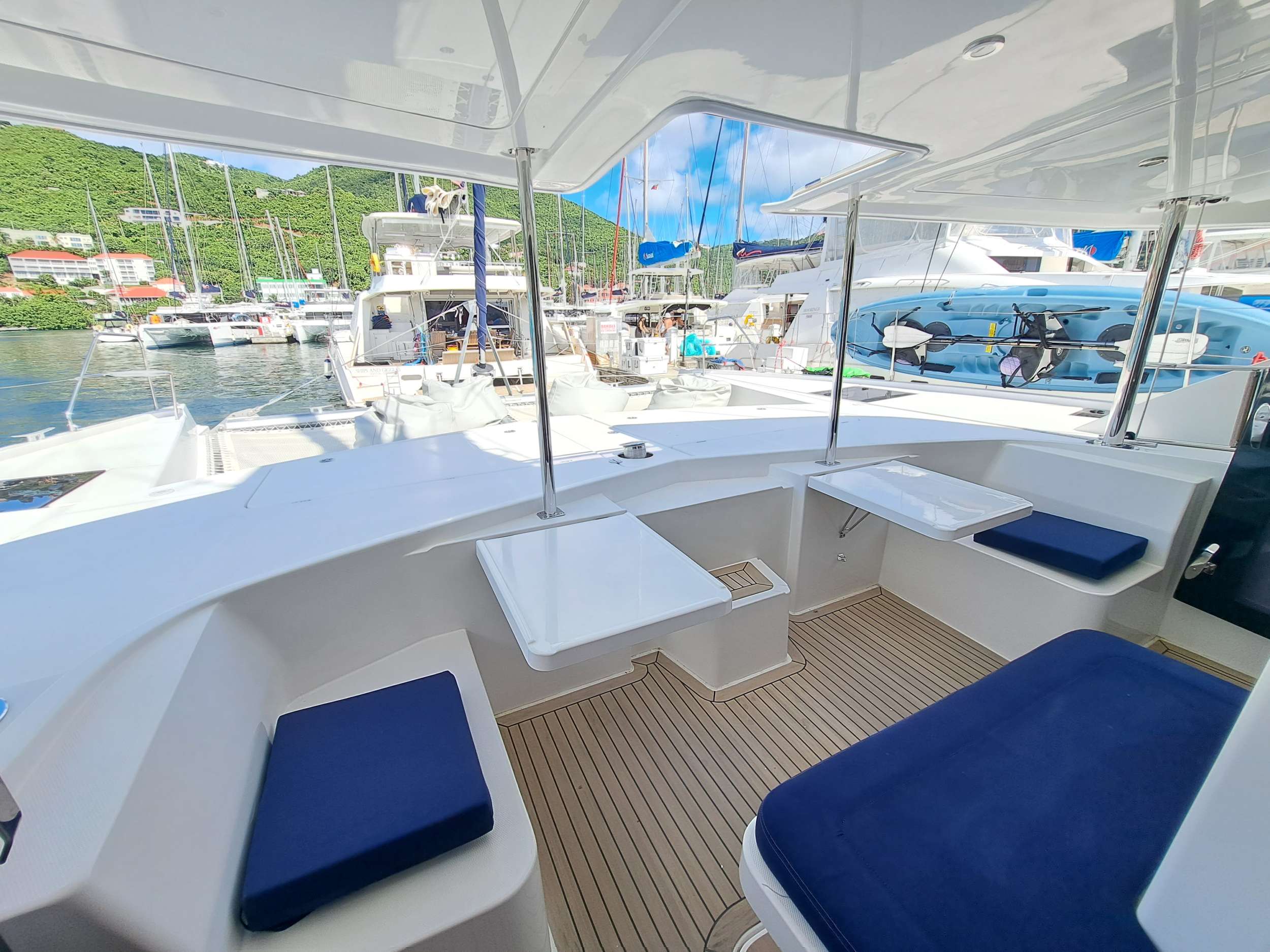 Foredeck lounging cockpit