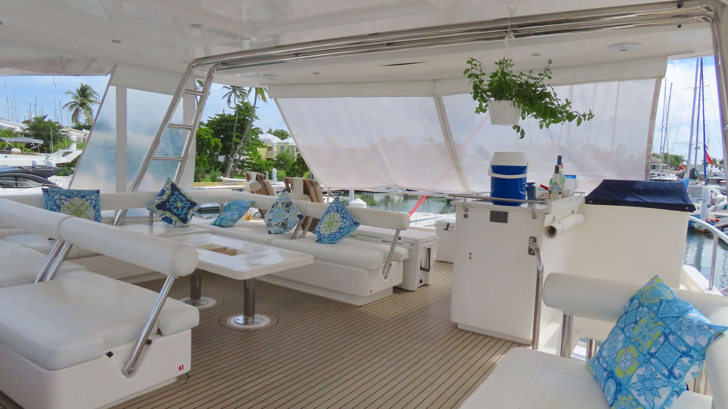 Flybridge deck with sunshade