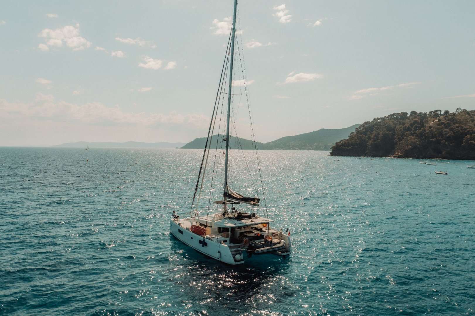 Sérénité boasts spacious volumes and great habitability for an outstanding life on board and ideal size for accessing secluded bays and coves.

Her spacious exterior deck offers plenty of sunbathing space.
The 4 double cabins, with ensuite bathrooms, are bathedin light thanks to the large portholes along the hulls.