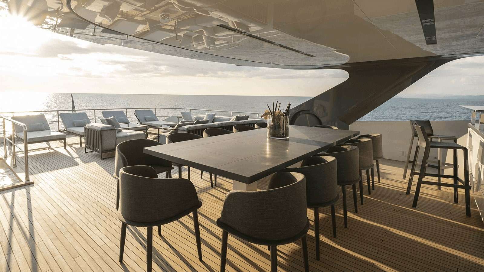 Main Deck Dining Area 