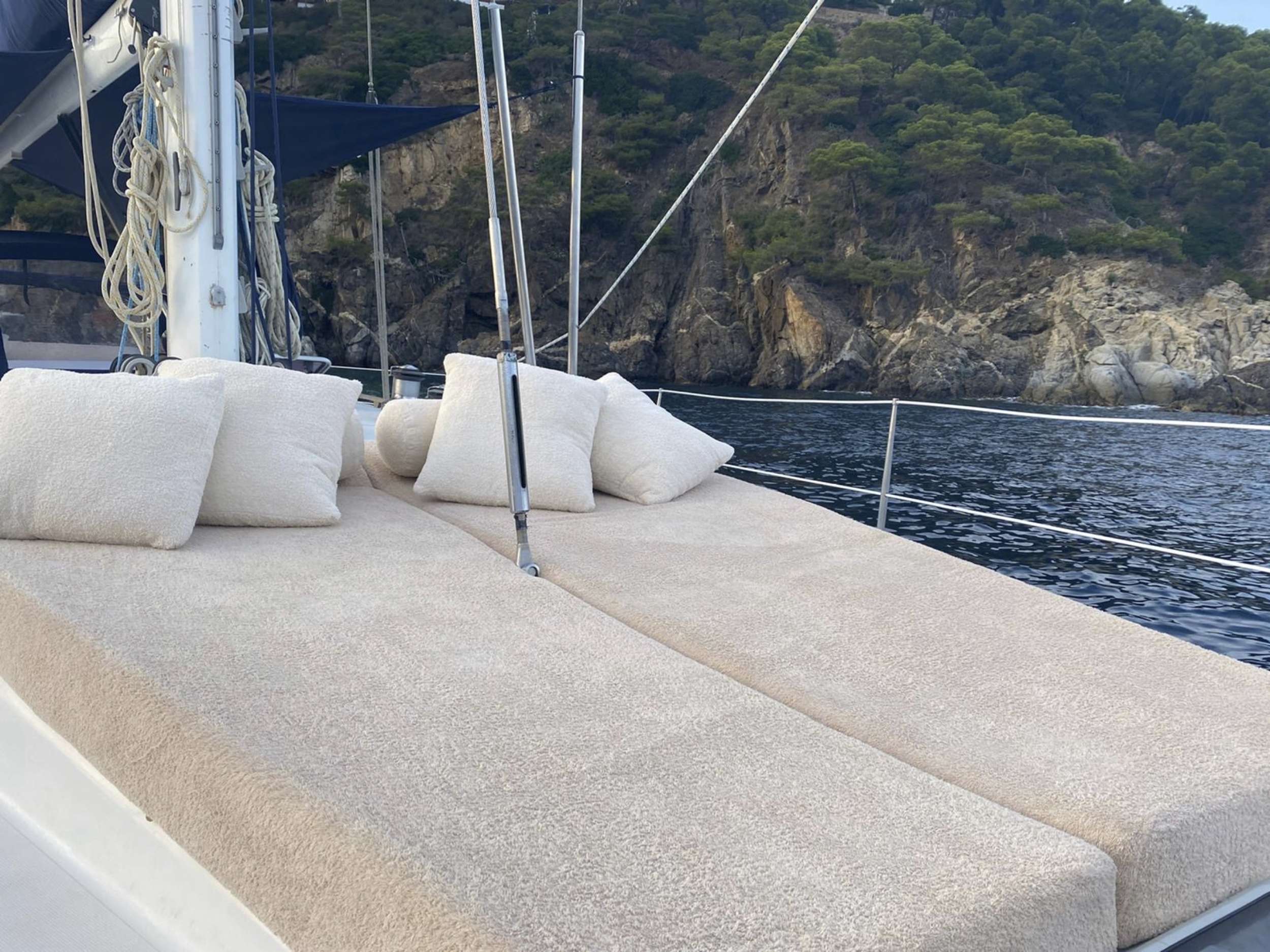 Foredeck sun loungers