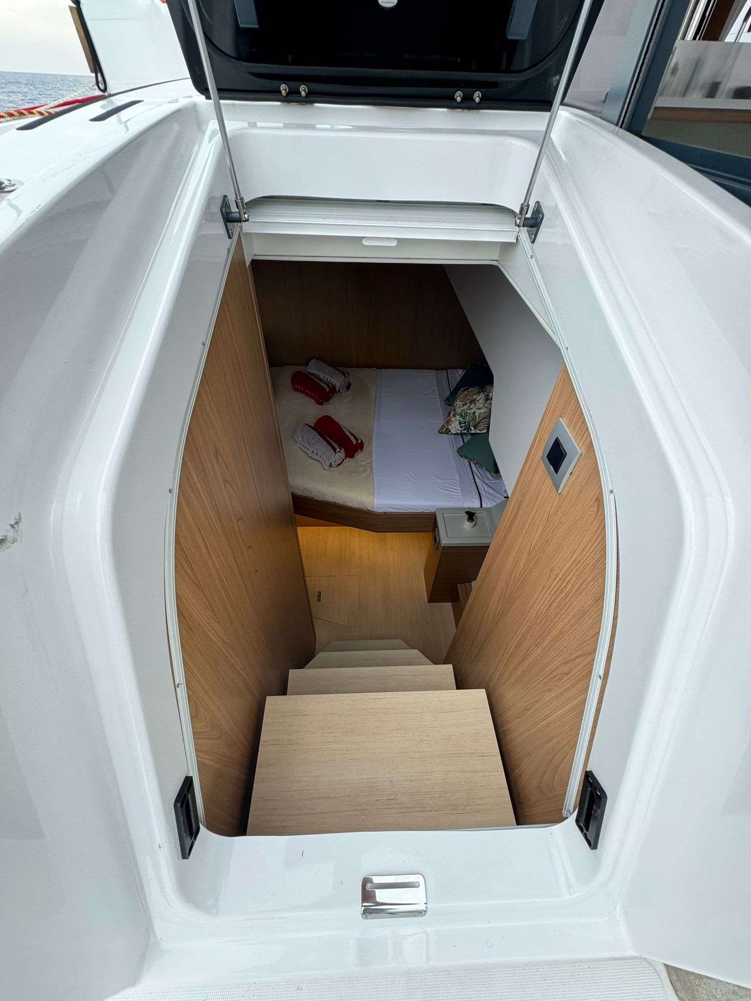 Access to port  aft cabin