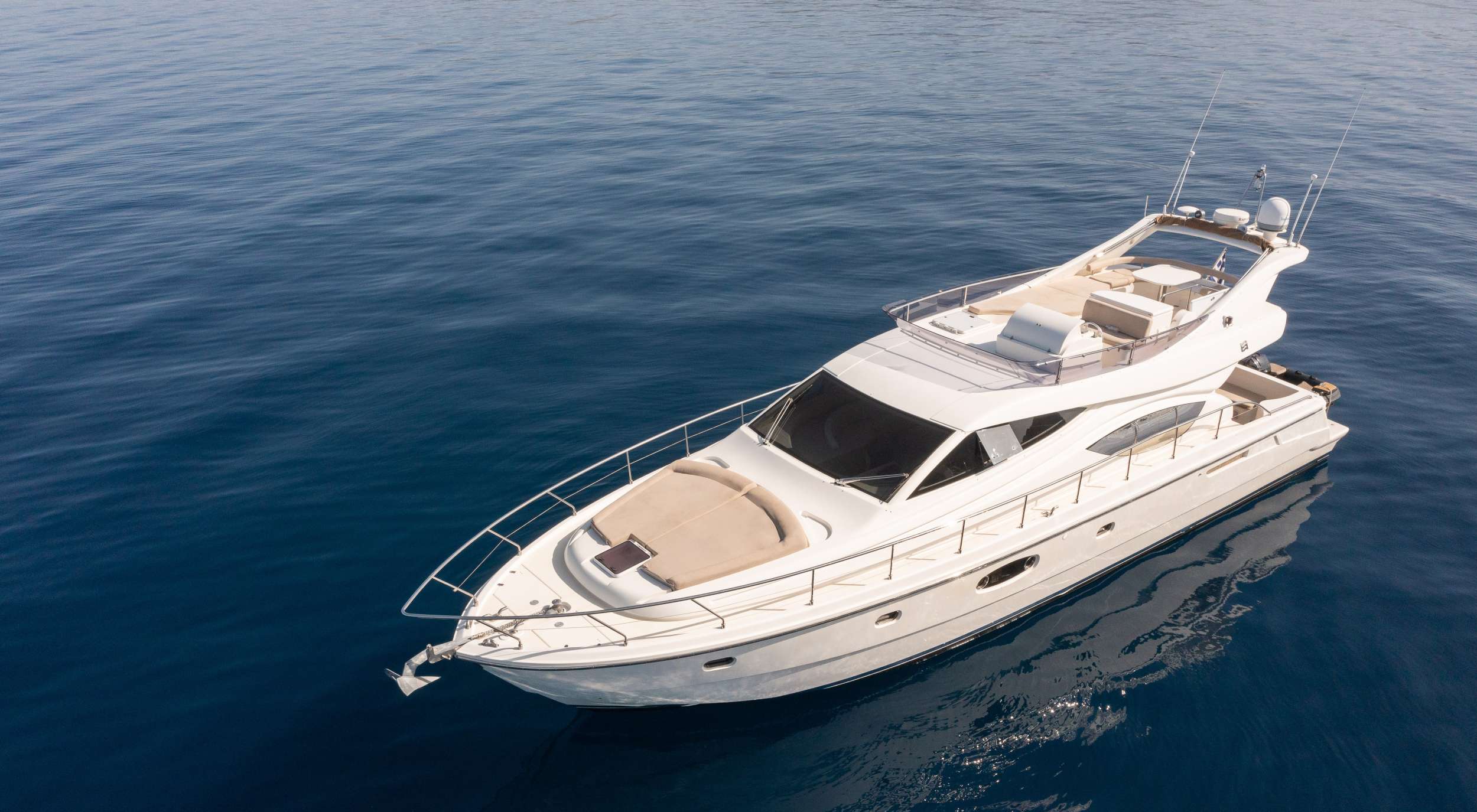 Carte Blanche is a masterpiece of Italian design that balances beauty and functionality in every detail. As a distinguished model in the renowned Ferretti line, she offers elegance, performance, and comfort. 