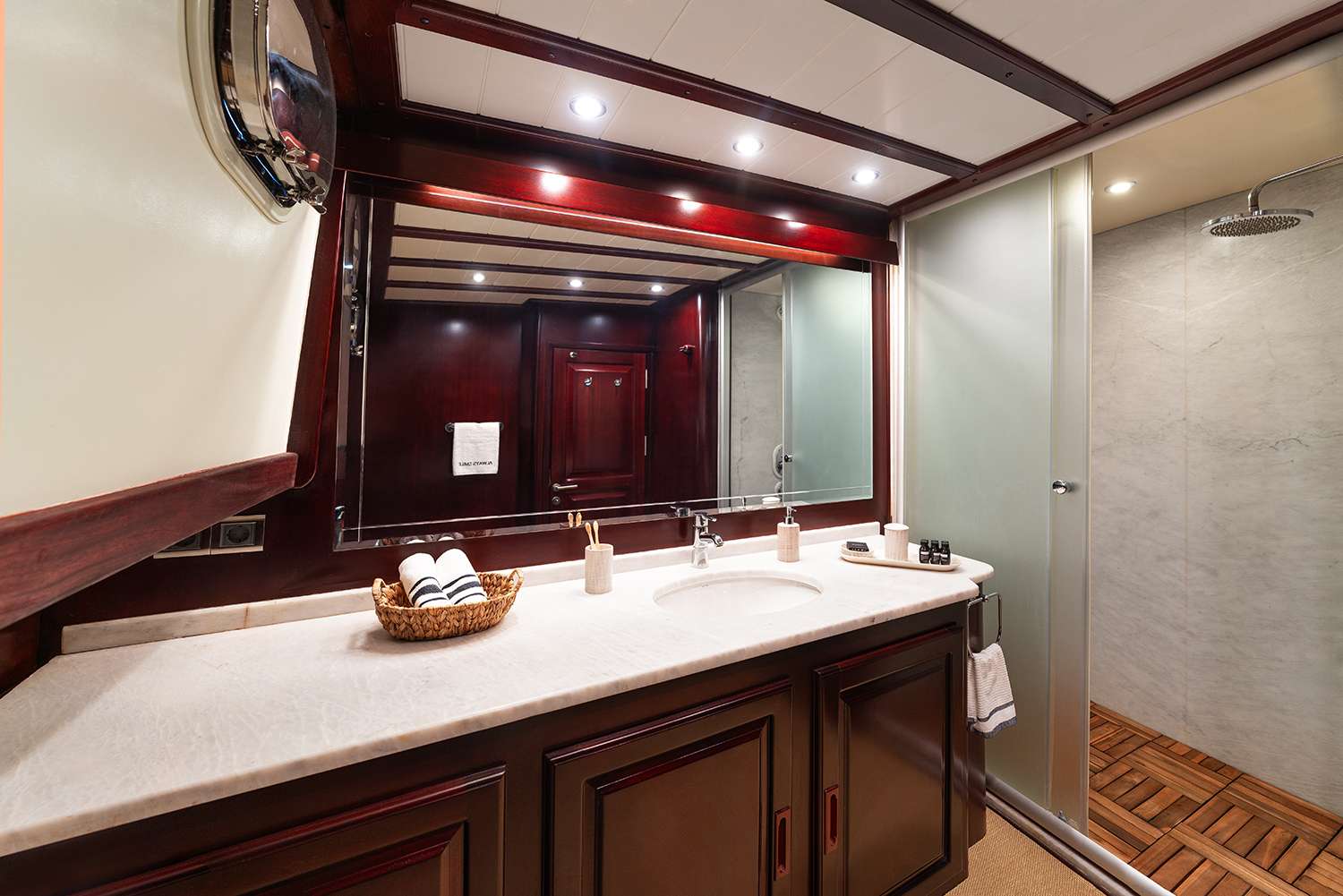 Starboard Double Cabin Bathroom