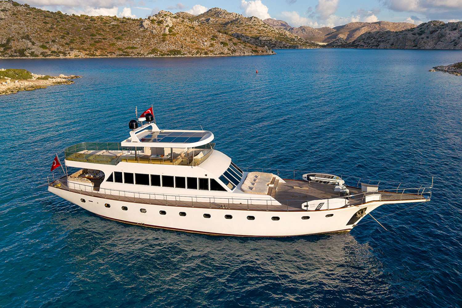 CANEREN
27.27m (89´6´)  |  4 Cabins  |  8 Guests