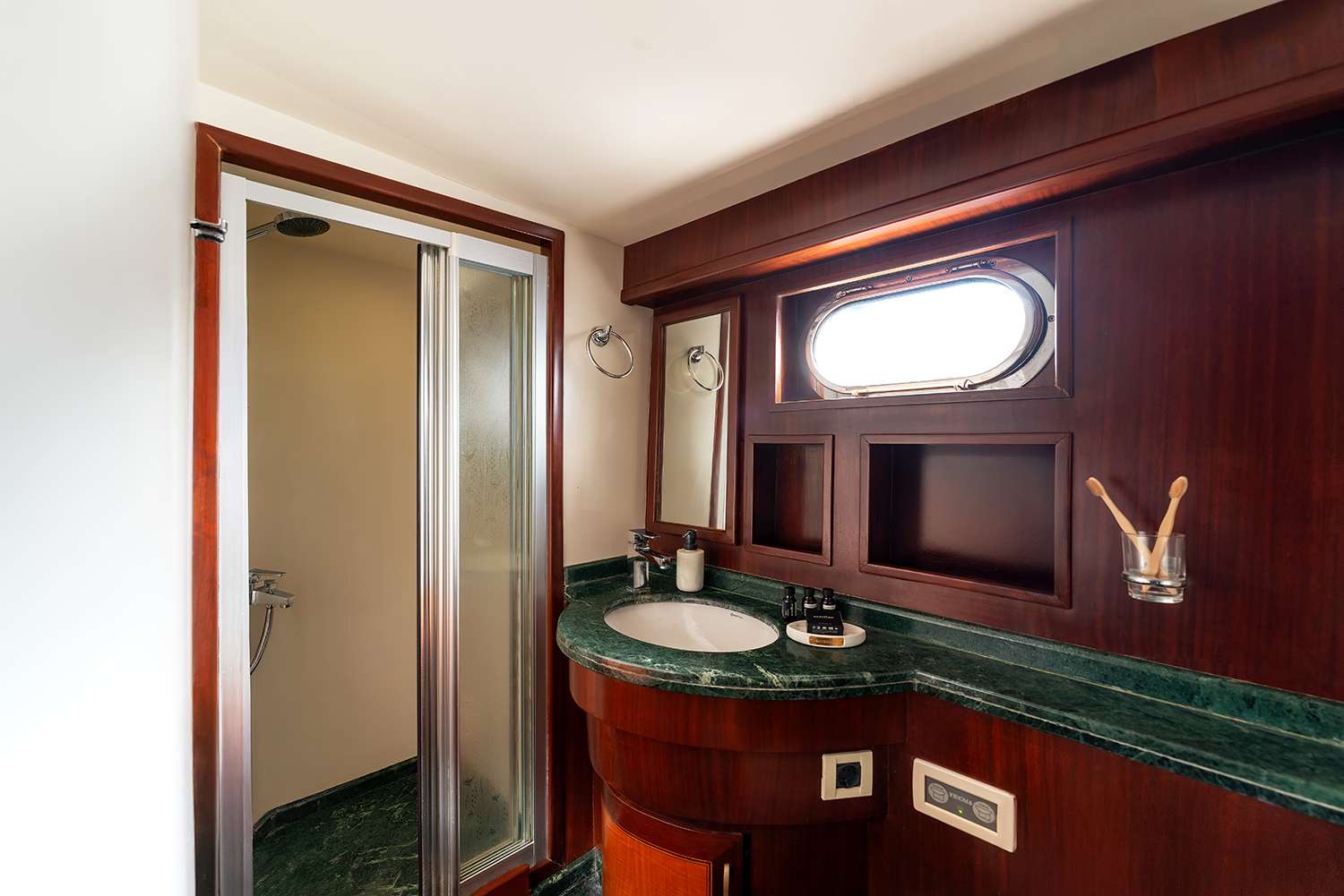 Twin Cabin (Pullman) Bathroom