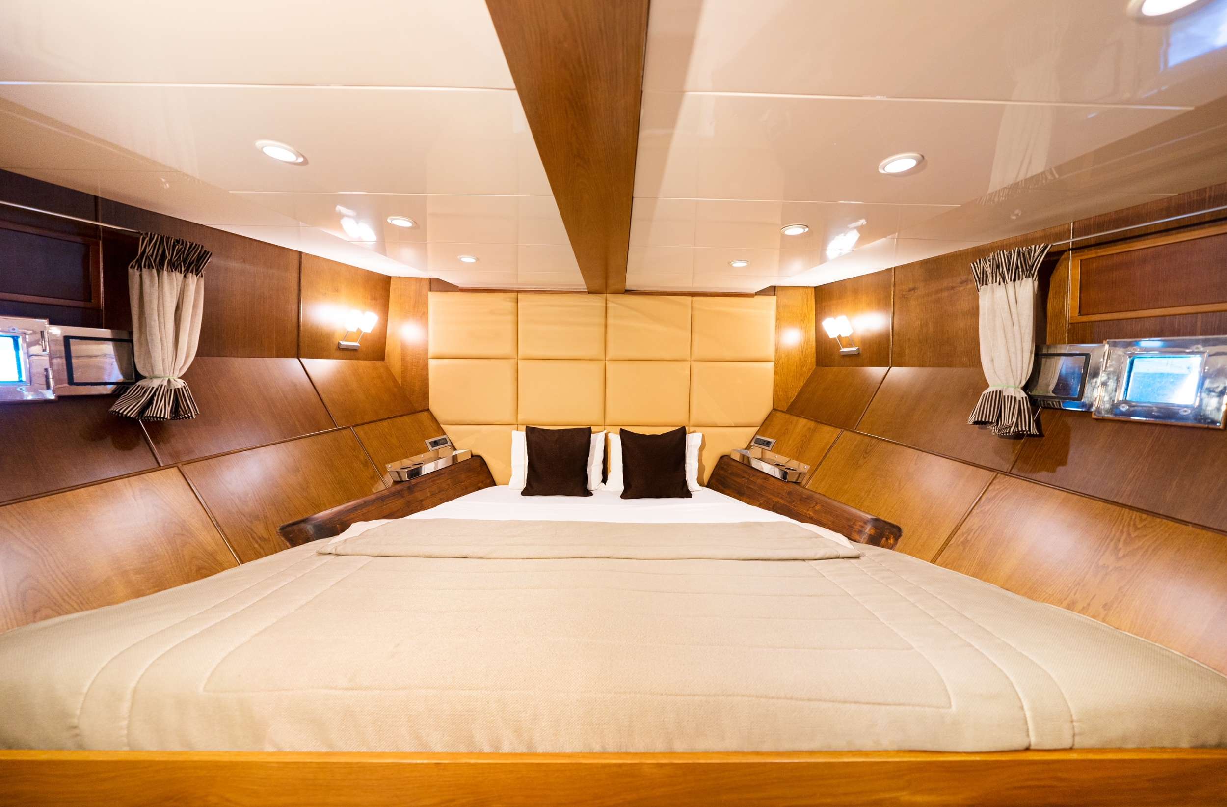 She accommodates from 10 to 11 passengers in five cabins with en suite baths. There are 3 double cabins, one twin cabin (which can convert to a Double bed!) and 1 twin cabin with a Pullman berth.